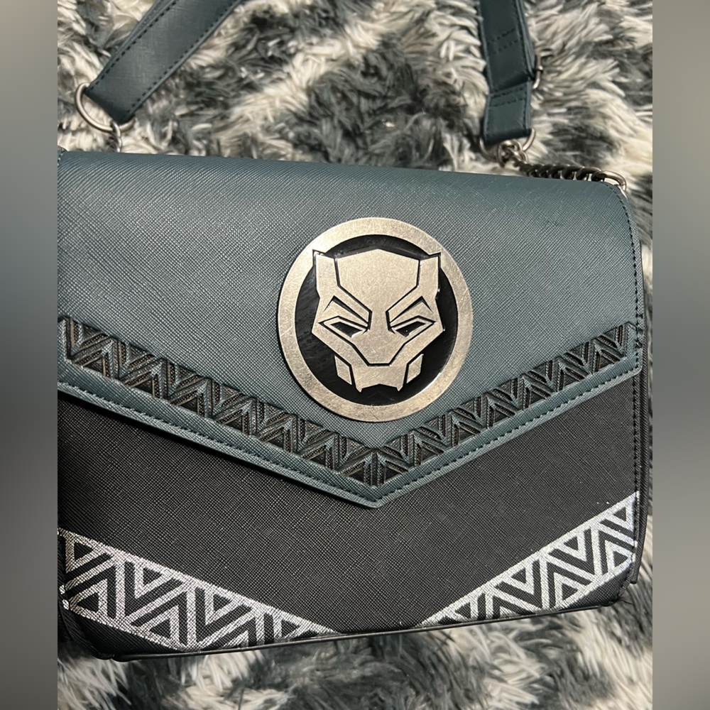 LOUNGEFLY BLACK PANTHER WAKANDA FOREVER
CROSSBODY BAG NWT - Picture 8 of 12